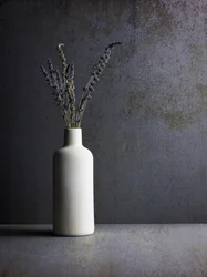 Minimalistisches Lavendel-Stillleben