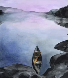 Ruhiger Bergsee mit Kanu