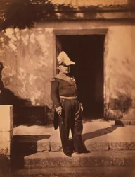 Französischer Marschall Pelissier, Ganzkörperporträt in Uniform und Hut, stehend vor einem Gebäude, Krimkrieg, Krim, Ukraine