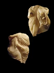 Griechisch-römische Marmordyade von Priapus, die eine Mänade umarmt