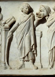 Eine Muse hält eine Maske der Komödie (Detail des Sarkophags der Musen)
