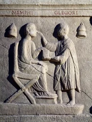 Ein Augenarzt untersucht die Augen seines Patienten (Relief, 2. Jahrhundert)