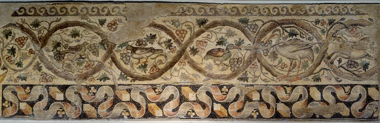 Antikes Rom: Mosaik der Jahreszeiten, das Blumen und Tiere darstellt