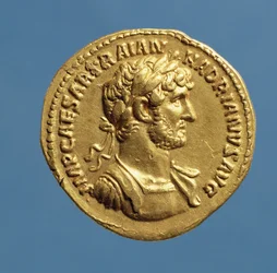 Aureus (Vorderseite) von Hadrian (117-138 n. Chr.), drapiert, gepanzert, mit Lorbeerkranz. Inschrift: IMP CAESAR TRAIAN HADIANVS AVG