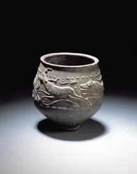 Becher mit Jagdszene, zeigt Hirsch, Hirschkuh und Hunde, vom römischen Fundort in Newstead, Melrose, 140-80 n. Chr.