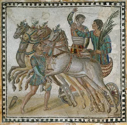 Wagenrennen (Quadriga) mit Wagenlenkern in Startposition und einem Stallburschen neben dem weißen Pferd (im Vordergrund) - Mosaik, 3. Jahrhundert