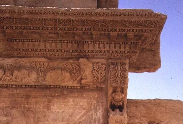 Detail eines mit Porträtbüsten verzierten Gebälks, römisch, 2. Jahrhundert