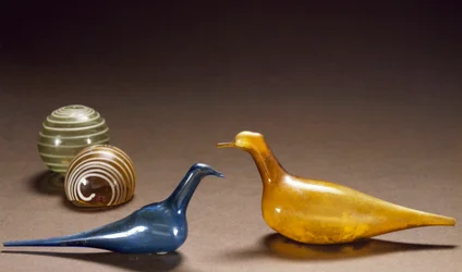 Taubenförmige Salbgefäße, gefärbtes und geblasenes Glas