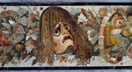 Feston mit Maske, Blättern und Früchten. Detail. Mosaik aus der Casa del Fauno in Pompeji, 2. Jahrhundert v. Chr. Maße: 280 x 49 cm. Neapel, Museo Nazionale Archeologico