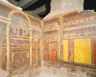 Fresken im zweiten pompejanischen Stil mit Scheinarchitektur aus einem Raum der Mysterienvilla, Pompeji, Kampanien, römische Zivilisation