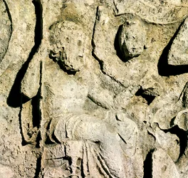 Fries, der König Priamos und Hekabe darstellt (Detail)