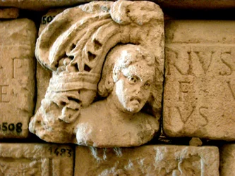 Kopf, Fragment eines Sarkophags, ca. 1. Jahrhundert