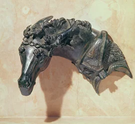 Kopf eines Maultiers, gekrönt mit Efeu, Ornament vom Armlehne eines Bettes