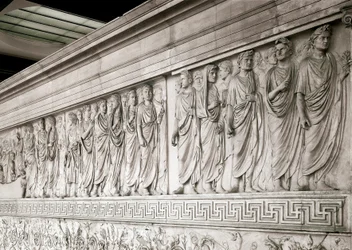 Kaiserlicher Zug von Kaiser Augustus - Relief aus Marmor des Ara Pacis Augustae, errichtet vom römischen Kaiser Augustus zwischen 13 und 9 v. Chr. auf dem Marsfeld in Rom zur Erinnerung an den Frieden nach den Kriegen des Reiches
