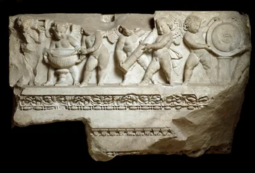 Amor trägt die Waffen des Gottes Mars, 2. Jahrhundert (Marmorrelief)