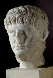 Marmorkopf des Nero (Nero Claudius Caesar Augustus Germanicus) (37-68 n. Chr.). Rom, Museo Nazionale Romano. Büste des Kaisers Nero (Nero Claudius Caesar Augustus Germanicus) (37-68 n. Chr.). Marmorskulptur. Kapitolinische Museen, Rom, Italien.