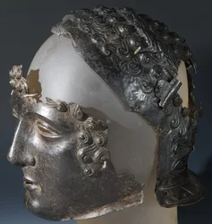 Paradehelm und Gesichtsmaske, vom römischen Standort in Newstead, Melrose, spätes 1. Jahrhundert n. Chr. (Eisen)