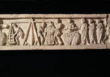 Relief, das das Stapeln von Broten in Körben und deren Abwiegen darstellt, aus dem Grab des Bäckers Euryaces, Porta Maggiore, Rom, ca. 50-20 v. Chr.