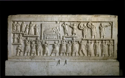 Römische Kunst (Sabiner): Flachrelief des Sarkophags von Amiternum, das einen Trauerzug darstellt. 1. Jahrhundert.
