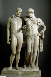 Römische Kunst: „Orestes und Elektra“ - Marmorskulptur aus Pozzuoli, 1. Jahrhundert n. Chr., Maße: 160 cm - Archäologisches Nationalmuseum, Neapel - Römische Zivilisation: Elektra und Orestes - Marmorskulptur, H. 160 cm