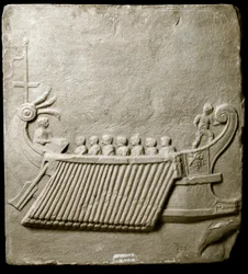 Römische Kunst: Römische Trireme - Fragment eines Marmorfrieses aus Pozzuoli