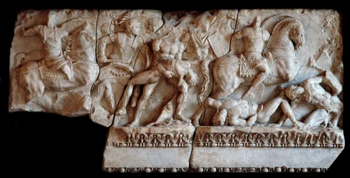 Römische Kunst: Fragment eines Marmorsarkophags, der eine Kampfszene zwischen Galliern und Römern darstellt, 20 n. Chr.