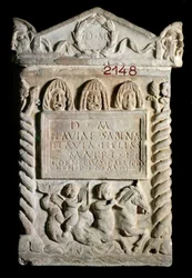 Römische Kunst: Aschenurne aus Pariser Marmor von Flavia Sabina, gestiftet von ihrer Tochter und ihrem Schwiegersohn. 2. Jahrhundert n. Chr. aus Rom. Louvre Museum