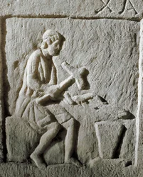 Römische Kunst: Detail einer Stele, die einen Schmied darstellt, der Metall auf einem Amboss schlägt. Aus Konstantinopel. 1. Jahrhundert v. Chr. Istanbul, Archäologisches Museum