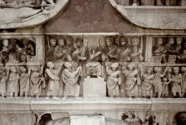 Römische Kunst: niedriges Marmorrelief, das die Verteilung von Subventionen an das Volk im Forum von Caesar darstellt. 312-315 n. Chr. Konstantinsbogen, Rom - Römische Kunst. Der Kaiser verteilt Geld unter das Volk (largitio). Relief, 312-315 n. Chr. Konst