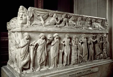 Römische Kunst: Marmorsarkophag mit Darstellungen der Musen und einer Bankettszene. Aus Ostia. 120-130 n. Chr. Paris, Louvre