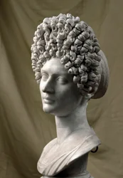 Römische Kunst: Porträt einer Dame aus der flavischen Zeit. 80-100 n. Chr. Marmorskulptur. Dim. 38 cm. Rom, Musei Capitolini