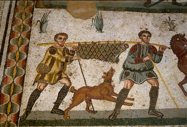 Römische Kunst: Zwei Sklaven tragen einen Eber (Detail des Mosaiks „Die kleine Jagdgesellschaft“)