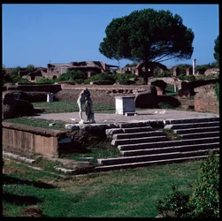Römische Kunst: Ansicht der Ruinen des Tempels des Herkules und der Statue von Gaius Cartilius Popplicola, Bürger von Ostia
