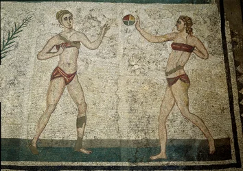 Römische Kunst: junge Frauen beim Ballspielen. Junge Römer bei körperlichen Übungen. Sie tragen einen Lendenschurz um die Nieren und ein Strophium