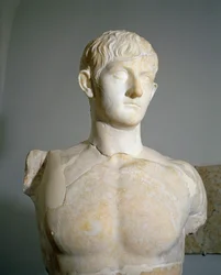 Römische Zivilisation, Marmorstatue von Drusus III, Sohn von Germanicus und Agrippina der Älteren aus Roselle, Augusteum, Toskana, Italien