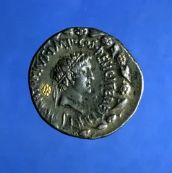 Silber- und Goldmünze mit dem Abbild von Marcus Antonius (83 v. Chr. - 30 v. Chr.), ein römischer Politiker, der mit Kleopatra regierte.
