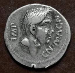 Silbermünze mit dem Abbild von Pompeius dem Großen