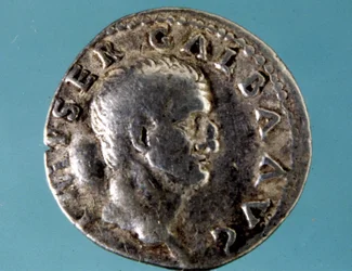 Silbermünze mit dem Abbild des römischen Kaisers Galba (5 v. Chr. - 69 n. Chr.). Sammlung des Medagliere von Mailand