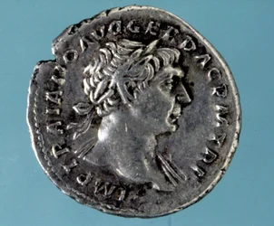 Silbermünze mit dem Bildnis des römischen Kaisers Trajan (53-117). Sammlung des Münzkabinetts in Mailand.
