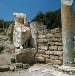 Statue und archäologische Überreste