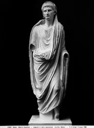 Statue des Kaisers Augustus in priesterlichen Gewändern