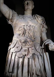 Statue des römischen Kaisers Trajan (Detail der Rüstung)