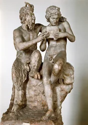 Statuette des Gottes Pan, der seinen Eromenos, den Hirten Daphnis, im Flötenspiel unterrichtet, 1. Jahrhundert v. Chr. Römische Marmorskulptur nach einem griechischen Original. Archäologisches Nationalmuseum Neapel - Pan und Daphnis (oder Olympos).