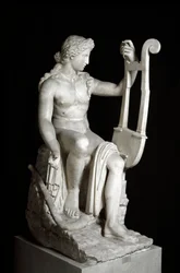 Apollo Lyricine oder Apollo mit einer Leier. Römische Marmorskulptur nach dem griechischen Original. 3. Jahrhundert v. Chr. Rom, Museo Nazionale Romano (Palazzo Massimo alle Terme)