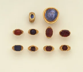 Ein römischer Gold- und Chalcedon-Intaglioring, ein großer römischer blau-grauer Chalcedon-Medusakopf-Kamee und eine Auswahl an Ringen, zwei Ringe im Seldschuken-Stil