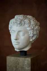 Kopf des römischen Kaisers Mark Aurel als Junger (121 - 180 n. Chr.) Marmor