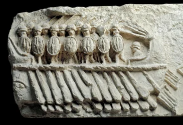 Bireme mit bewaffneten Soldaten (Flachrelief)