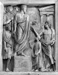 Marcus Aurelius (121-180 n. Chr.) hält eine Rede auf dem Forum, oder Hadrian (76-138 n. Chr.) hält eine Trauerrede für Sabine, wahrscheinlich 3. oder 4. Jahrhundert n. Chr. (Marmor)
