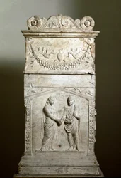 Römische Kunst: Grabaltar mit der Darstellung einer Hochzeit (Junctio dextrarum). Flachrelief. Rom, Museo Nazionale Romano. Ehelicher Handschlag (Junctio dextrarum). Marmorrelief, römische Kunst, vom Grabaltar eines Ehepaares. Rom, Museo Nazionale Romano
