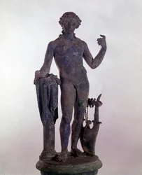Römische Kunst: Statue des Apollo aus Bronze. Museum der Römischen Altertümer in Rom